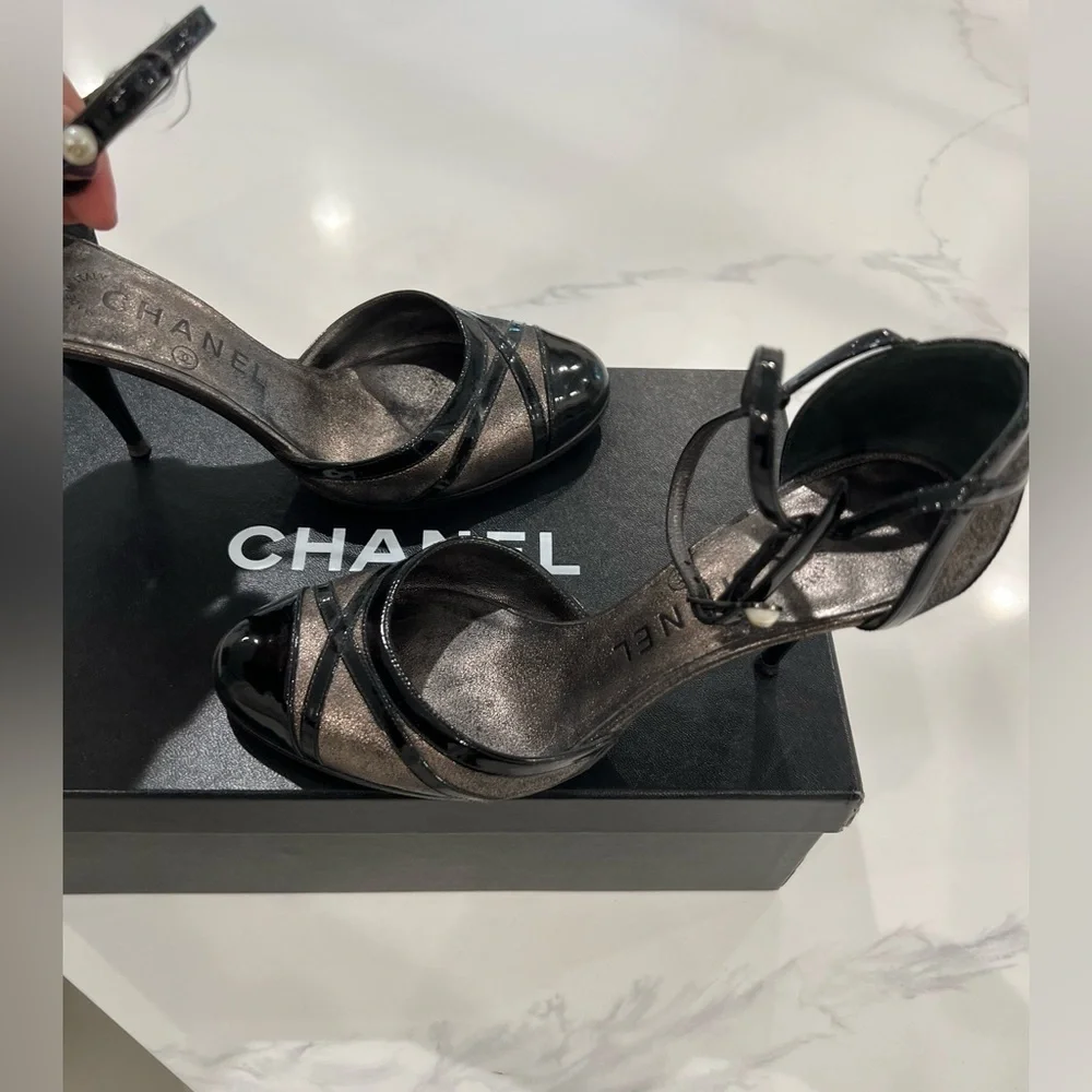 CHANEL DARK GREY METALLIC & patent leather ankle strap heels pearl CC 06P 35.5